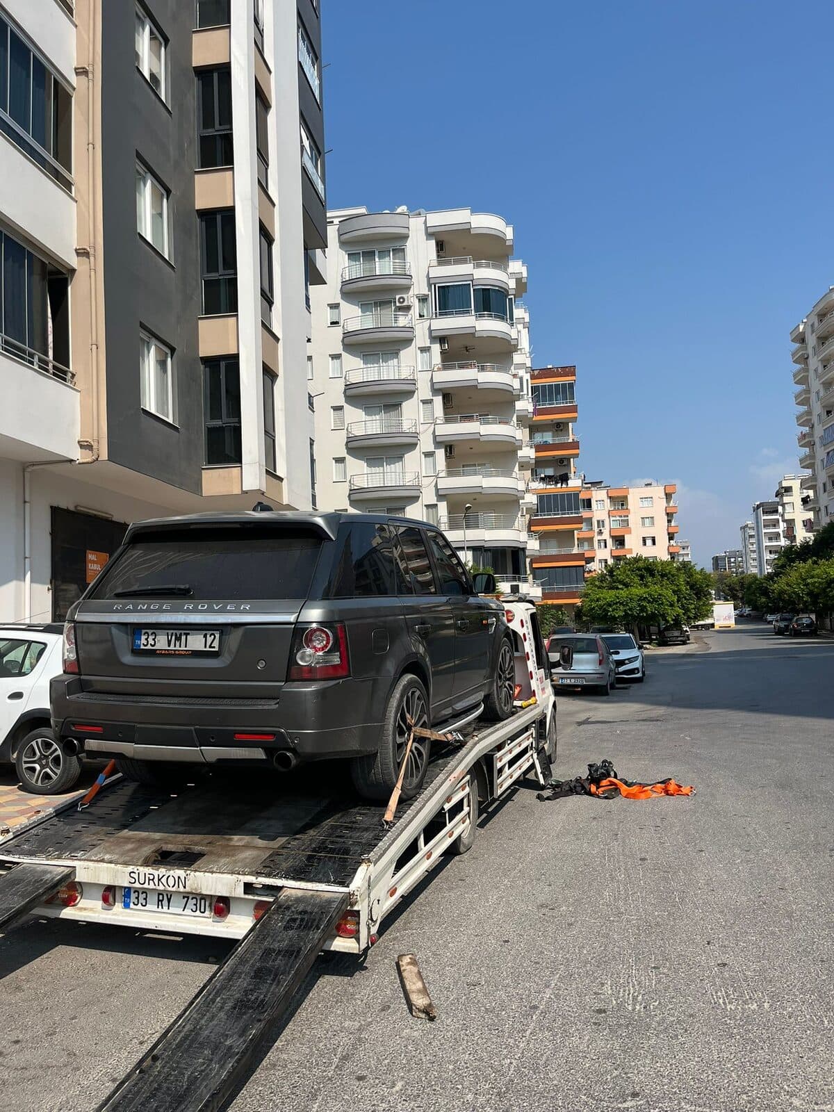 Site içi sokakta çekici platformunda taşınan arazi aracı
