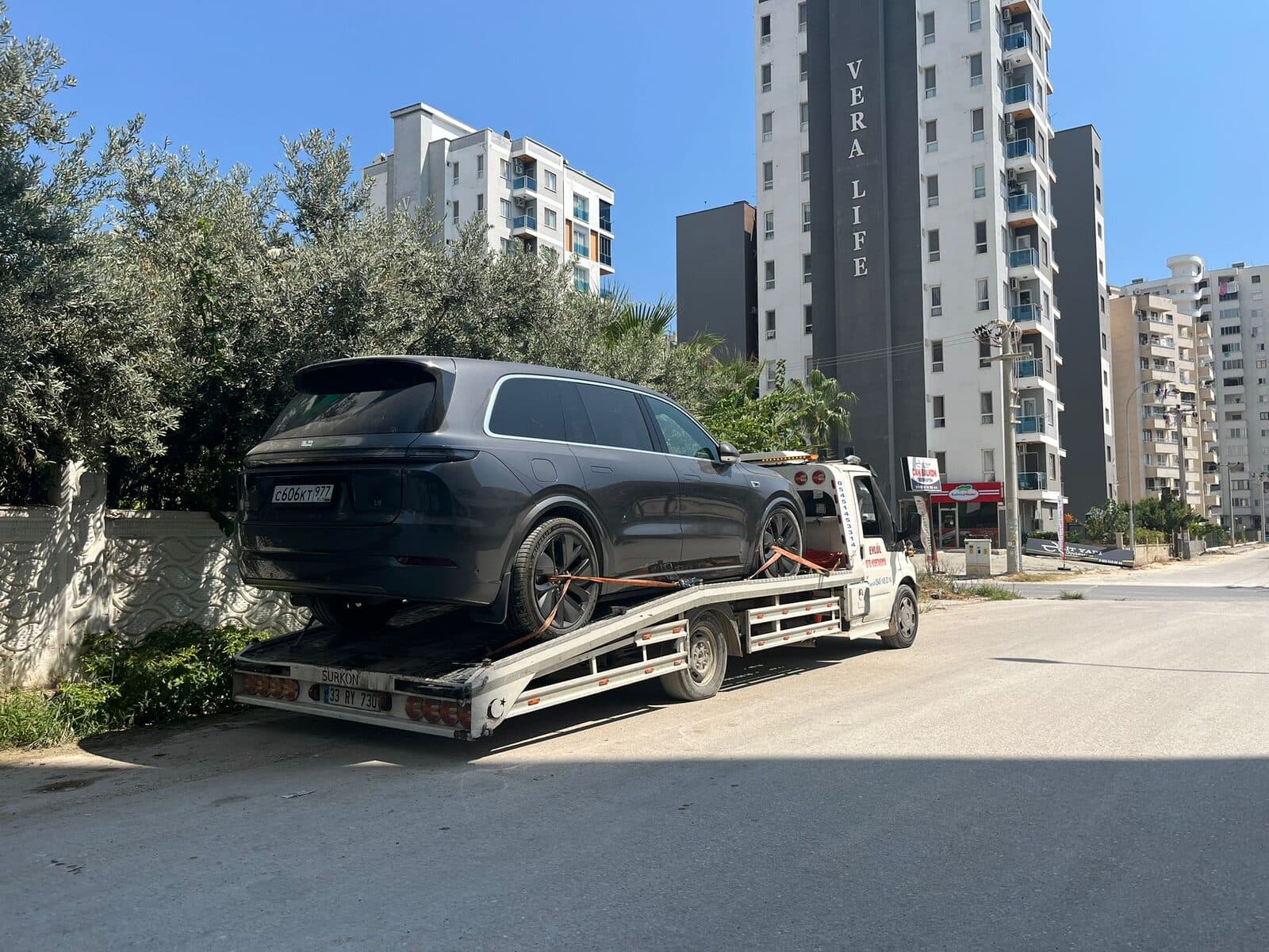 Erdemli'de site yolunda SUV taşıyan Eylül Oto Kurtarma çekicisi